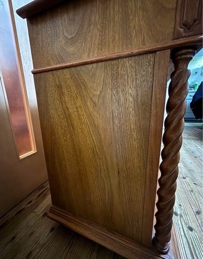 海外アンティーク家具　彫刻装飾付き　木製家具