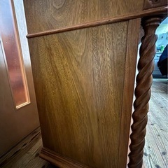 海外アンティーク家具　彫刻装飾付き　木製家具の画像