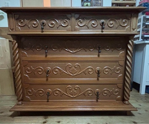 海外アンティーク家具　彫刻装飾付き　木製家具