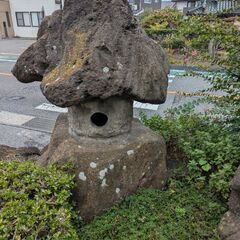 大きな庭石、石灯籠の画像