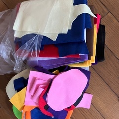フェルトおもちゃの本と材料の画像