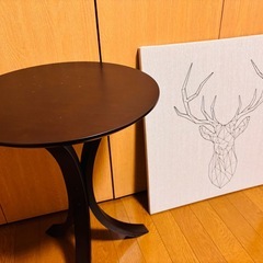 サイドテーブルとアートパネルの画像