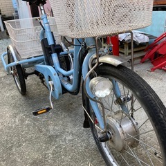 電動アシスト三輪車の画像