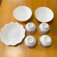 決まりました。食器、壁飾りの画像