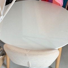 椅子とテーブルセットの画像