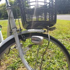 ＜取引決定しました＞26インチ白　シティーサイクル　6段ギア・LED自動点灯ライト・かご・カギ付きの画像