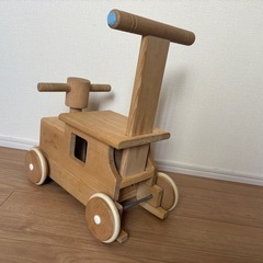 木でできた汽車のおもちゃの画像