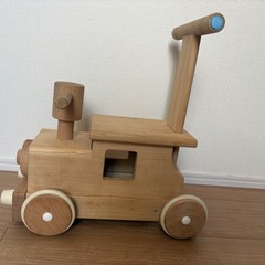 木でできた汽車のおもちゃの画像
