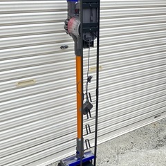 お買い得‼️【dyson】スタンド付きダイソンコードレスクリーナーV8 fluffy PU2-JP-HHA8106A🟢の画像
