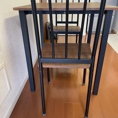 2人用ダイニングテーブルセットの画像