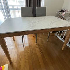 ダイニングテーブルの画像