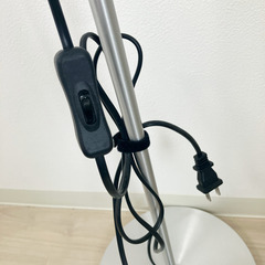 IKEA(イケア)フロアランプLEDのスマホ操作電球つきの画像