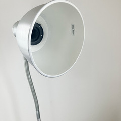 IKEA(イケア)フロアランプLEDのスマホ操作電球つきの画像