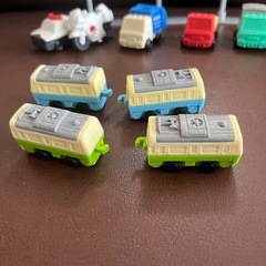 消しゴム　おもちゃ　働く車　電車　信号　の画像