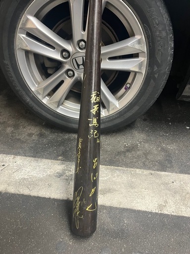 古田選手などのサインが入った木製バット