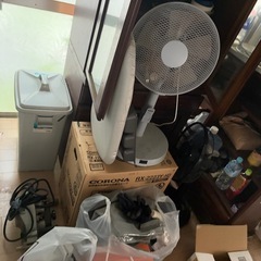 テレビ、扇風機、洗濯機、冷蔵庫、ストーブの画像