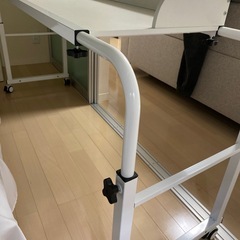 譲ります。WOWQ ベッドテーブル キャスター付きの画像