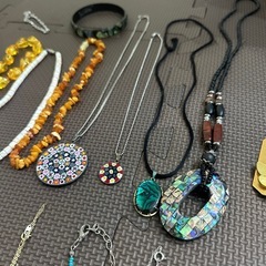 まとめ売り　アクセサリー　ブローチ　ネックレス　髪留め　ブレスレットなどの画像