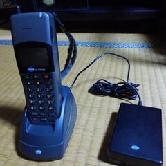 電話機色々　(固定電話、昔の携帯電話)の画像