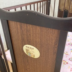 木製ベビーベッドの画像