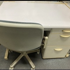 【無料でお譲り】オフィス用デスク4台と椅子4脚の画像