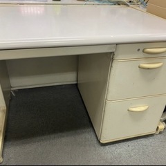 【無料でお譲り】オフィス用デスク4台と椅子4脚の画像