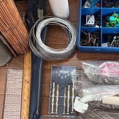 工具　ドライバー　針金　ねじ　くぎ　定規　電球　ボタン電池　充電池　ビニールひも　懐中電灯　障子紙　防虫ネット　網戸　よしず　軍手などの画像