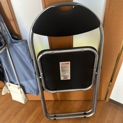 折りたたみ椅子の画像