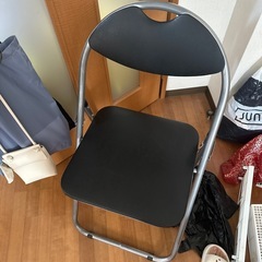 折りたたみ椅子の画像