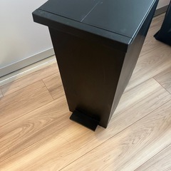 KEYUCA両開きダストボックス L（27L） ブラック ゴミ箱①の画像