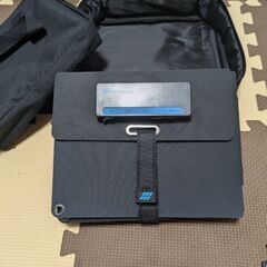 60w 持ち運べるソーラーパネルの画像