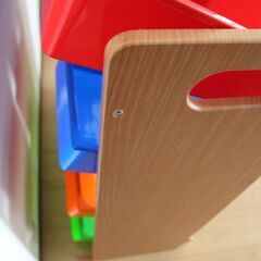 子供のおもちゃ整理家具の画像