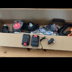 新品未使用　取り外し可能なタイヤ　電動草刈り機 充電式 高性能 21V 4000mAhのバッテリー総容量 強力1880W 低騒音 補助ホイール 伸縮可 角度調整可 多替刃付きの画像