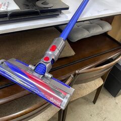 リサイクルショップどりーむ荒田店　No4621 ダイソン　充電式コードレスクリーナー　V8　各種アタッチメント付属の画像
