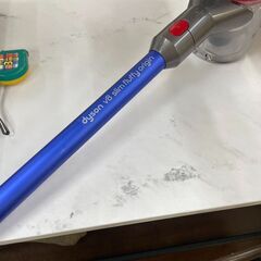 リサイクルショップどりーむ荒田店　No4621 ダイソン　充電式コードレスクリーナー　V8　各種アタッチメント付属の画像