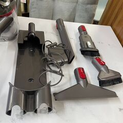 リサイクルショップどりーむ荒田店　No4621 ダイソン　充電式コードレスクリーナー　V8　各種アタッチメント付属の画像