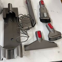 リサイクルショップどりーむ荒田店　No4621 ダイソン　充電式コードレスクリーナー　V8　各種アタッチメント付属の画像