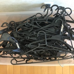 沢山の　ハンガー　黒だけ　さまざまの画像