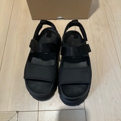 UGG ゴールデングロウ　サンダル　25センチの画像