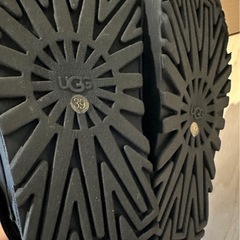 UGG ゴールデングロウ　サンダル　25センチの画像