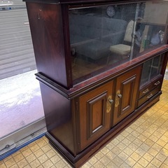大きめのキャビネット 飾り棚の画像