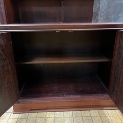大きめのキャビネット 飾り棚の画像