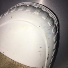 ベージュ、スニーカーの画像