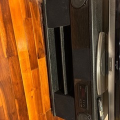 壊れたテレビ・スピーカー付きテレビ台の画像