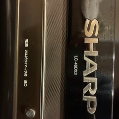 壊れたテレビ・スピーカー付きテレビ台の画像