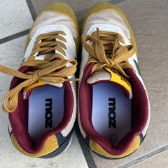 mozスニーカーの画像