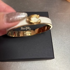 coach ホワイトゴールド バングル　の画像