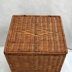 美品 ラタン 籐 カゴ 蓋付きランドリーボックス 幅34×奥行30×高さ56cm 洗濯用品 おもちゃ箱 収納家具 Fの画像