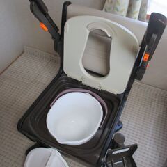 【未使用品】パナソニック 家具調トイレ＜座楽＞  ひじ掛けはねあげ ソフト便座 PN-L23407（ダークブラウン）　取扱説明書付の画像