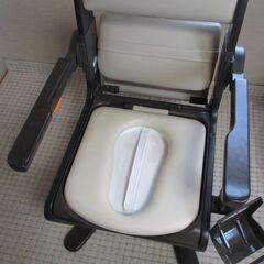 【未使用品】パナソニック 家具調トイレ＜座楽＞  ひじ掛けはねあげ ソフト便座 PN-L23407（ダークブラウン）　取扱説明書付の画像